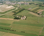 838516 Luchtfoto van het zenderparkje bij de zendmast Lopik aan het Biezenpad te IJsselstein, vanaf rechts diagonaal de ...